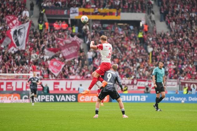 1. Bundesliga: SC Freiburg vs Eintracht Frankfurt, 19.10.2025 header duel between Philipp Lienhart (SC Freiburg, 3) and Jonathan Burkardt (Eintracht Frankfurt, 9) 1. Bundesliga: SC Freiburg vs Eintracht Frankfurt, Europa-Park-Stadion, 19.10.2025 DFB DFL REGULATIONS PROHIBIT ANY USE OF PHOTOGRAPHS AS IMAGE SEQUENCES AND OR QUASI-VIDEO. Copyright: xBEAUTIFULxSPORTS Boscox