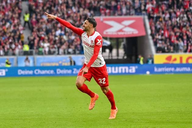 Vincenzo Grifo (SC Freiburg, 32) jubelt nach seinem Tor zum 2:2 Ausgleich. GER, SC Freiburg - Eintracht Frankfurt, Fussball, Bundesliga, 7. Spieltag, Saison 2025 2026, 19.10.2025 DFL DFB REGULATIONS PROHIBIT ANY USE OF PHOTOGRAPHS AS IMAGE SEQUENCES AND OR QUASI-VIDEO GER, SC Freiburg - Eintracht Frankfurt, Fussball, Bundesliga, 7. Spieltag, Saison 2025 2026, 19.10.2025 Freiburg Copyright: xEibner-Pressefoto ThomasxHessx EP_THS