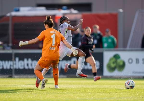 Charlotte Voll (Bayer 04 Leverkusen, 1) mit einem Foul an Lineth Beerensteyn (VfL Wolfsburg, 9) 19.10.2025, Bayer Leverkusen - VfL Wolfsburg, Fussball, 7. Spieltag, Google Pixel Frauen-Bundesliga, GER, Leverkusen, Ulrich Haberland Stadion DFL regulations prohibit any use of photographs as image sequences and or quasi-video. Copyright: HMBxMedia xMarcoxBader
