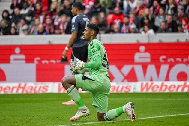 Kaua Santos (Eintracht Frankfurt, 40) GER, SC Freiburg - Eintracht Frankfurt, Fussball, Bundesliga, 7. Spieltag, Saison 2025 2026, 19.10.2025 DFL DFB REGULATIONS PROHIBIT ANY USE OF PHOTOGRAPHS AS IMAGE SEQUENCES AND OR QUASI-VIDEO GER, SC Freiburg - Eintracht Frankfurt, Fussball, Bundesliga, 7. Spieltag, Saison 2025 2026, 19.10.2025 Freiburg Copyright: xEibner-Pressefoto ThomasxHessx EP_THS