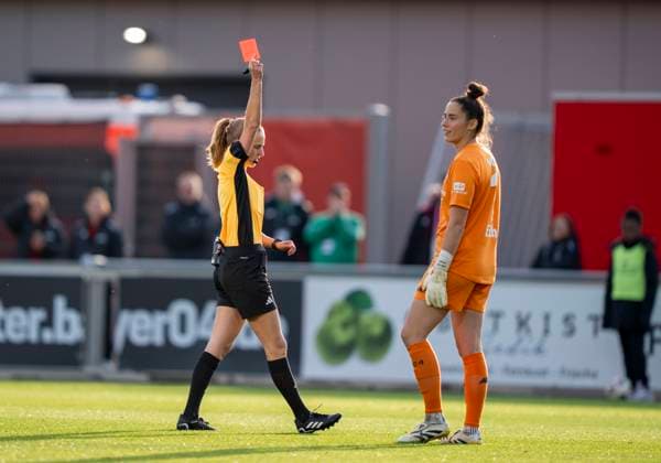 Charlotte Voll (Bayer 04 Leverkusen, 1) sieht die rote Karte von Davina Lutz (Schiedsrichterin) 19.10.2025, Bayer Leverkusen - VfL Wolfsburg, Fussball, 7. Spieltag, Google Pixel Frauen-Bundesliga, GER, Leverkusen, Ulrich Haberland Stadion DFL regulations prohibit any use of photographs as image sequences and or quasi-video. Copyright: HMBxMedia xMarcoxBader