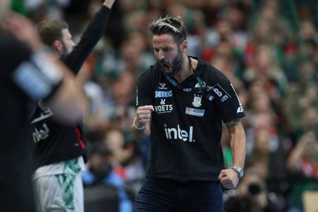 19.10.2025, xtgx, Handball, Daikin HBL, SC DHfK Leipzig - SC Magdeburg v.l. Bennet Wiegert (Magdeburg, Trainer) Jubel, Torjubel, jubelt ueber das Tor, celebrate the goal, celebration Leipzig
