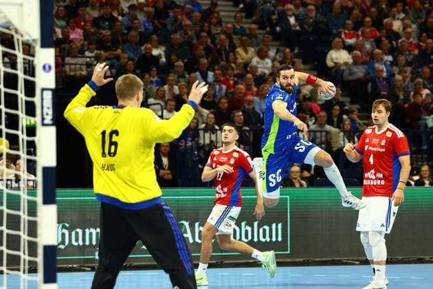 Handball I Herren I Saison 2025 2026 I Bundesliga I 9. Spieltag I HSV Hamburg - VFL Gummersbach I 19.10.2025 Robin Haug (16, HSV Hamburg) Teitur Örn Einarsson (14, VFL Gummersbach) Hamburg Barclaycard Arena Hamburg Deutschland Copyright: xLobeca RalfxHomburgx