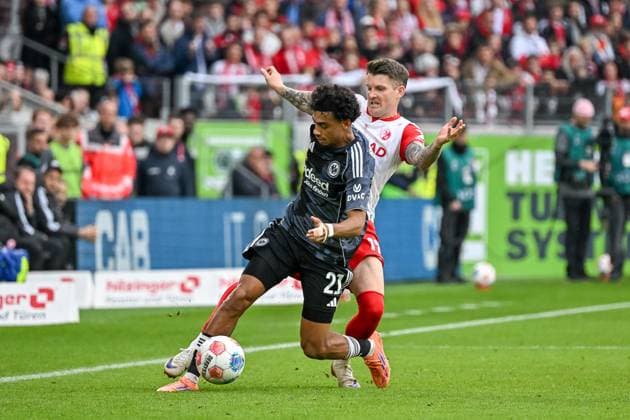 Nathaniel Brown (Eintracht Frankfurt, 21) am Ball und im Zweikampf mit Lukas Kuebler (SC Freiburg, 17) GER, SC Freiburg - Eintracht Frankfurt, Fussball, Bundesliga, 7. Spieltag, Saison 2025 2026, 19.10.2025 DFL DFB REGULATIONS PROHIBIT ANY USE OF PHOTOGRAPHS AS IMAGE SEQUENCES AND OR QUASI-VIDEO GER, SC Freiburg - Eintracht Frankfurt, Fussball, Bundesliga, 7. Spieltag, Saison 2025 2026, 19.10.2025 Freiburg Copyright: xEibner-Pressefoto ThomasxHessx EP_THS