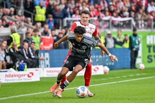 Nathaniel Brown (Eintracht Frankfurt, 21) am Ball und im Zweikampf mit Lukas Kuebler (SC Freiburg, 17) GER, SC Freiburg - Eintracht Frankfurt, Fussball, Bundesliga, 7. Spieltag, Saison 2025 2026, 19.10.2025 DFL DFB REGULATIONS PROHIBIT ANY USE OF PHOTOGRAPHS AS IMAGE SEQUENCES AND OR QUASI-VIDEO GER, SC Freiburg - Eintracht Frankfurt, Fussball, Bundesliga, 7. Spieltag, Saison 2025 2026, 19.10.2025 Freiburg Copyright: xEibner-Pressefoto ThomasxHessx EP_THS