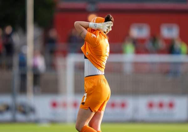 Charlotte Voll (Bayer 04 Leverkusen, 1) zieht das Trikot über das Gesicht nach der roten Karte in der 1. Minute. 19.10.2025, Bayer Leverkusen - VfL Wolfsburg, Fussball, 7. Spieltag, Google Pixel Frauen-Bundesliga, GER, Leverkusen, Ulrich Haberland Stadion DFL regulations prohibit any use of photographs as image sequences and or quasi-video. Copyright: HMBxMedia xMarcoxBader