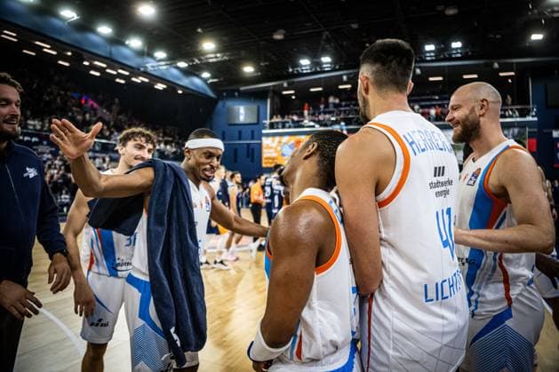 Rostock, Deutschland 19. Oktober 2025: 1.BBL - 2025 2026 - Rostock Seawolves vs. Science City Jena Im Bild: Die Mannschaft von Jena jubelt über den Sieg Copyright: xFotostandx xVoelkerx