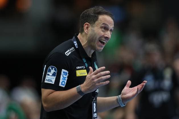19.10.2025, xtgx, Handball, Daikin HBL, SC DHfK Leipzig - SC Magdeburg v.l. Raul Alonso (Leipzig, Trainer) gibt Anweisungen, gestikuliert mit den Armen, gesticulate, gives instructions Leipzig