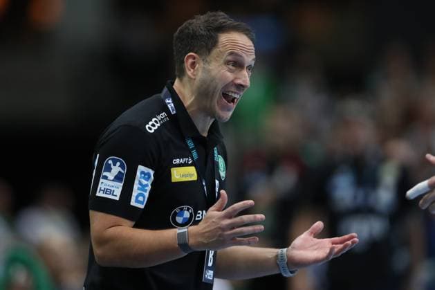 19.10.2025, xtgx, Handball, Daikin HBL, SC DHfK Leipzig - SC Magdeburg v.l. Raul Alonso (Leipzig, Trainer) gibt Anweisungen, gestikuliert mit den Armen, gesticulate, gives instructions Leipzig