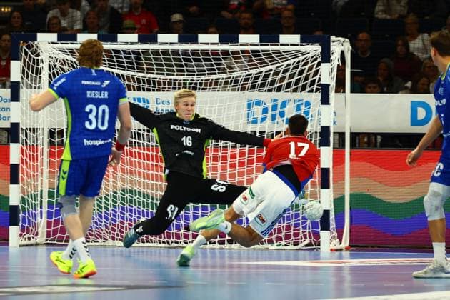Handball I Herren I Saison 2025 2026 I Bundesliga I 9. Spieltag I HSV Hamburg - VFL Gummersbach I 19.10.2025 Bertram Obling (16, VFL Gummersbach) Kaj Geenen (17, HSV Hamburg) Hamburg Barclaycard Arena Hamburg Deutschland Copyright: xLobeca RalfxHomburgx