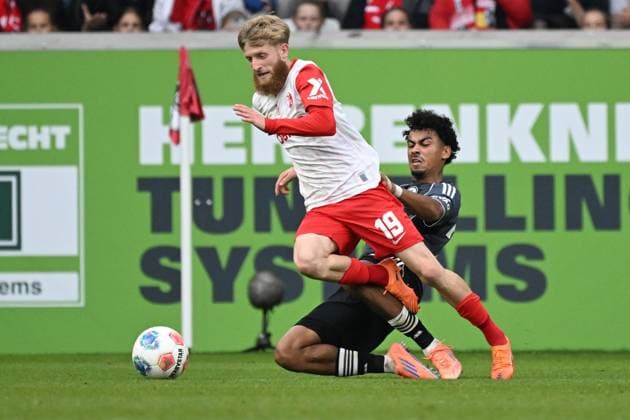 19.10.2025, xjhx, Fussball 1.Bundesliga, SC Freiburg - Eintracht Frankfurt v.l. Niklas Beste (SC Freiburg) Nathaniel Brown (Eintracht Frankfurt) Zweikampf, Aktion, action, battle for the ball (DFL DFB REGULATIONS PROHIBIT ANY USE OF PHOTOGRAPHS as IMAGE SEQUENCES and or QUASI-VIDEO) Freiburg
