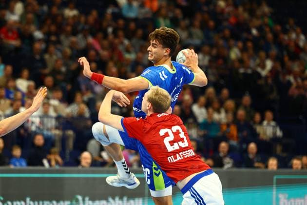 Handball I Herren I Saison 2025 2026 I Bundesliga I 9. Spieltag I HSV Hamburg - VFL Gummersbach I 19.10.2025 Julian Köster (7, VFL Gummersbach) Einar Thorsteinn Olafsson (23, HSV Hamburg) Hamburg Barclaycard Arena Hamburg Deutschland Copyright: xLobeca RalfxHomburgx