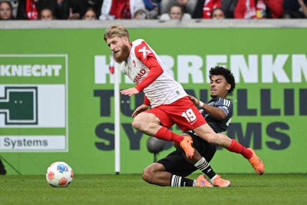 19.10.2025, xjhx, Fussball 1.Bundesliga, SC Freiburg - Eintracht Frankfurt v.l. Niklas Beste (SC Freiburg) Nathaniel Brown (Eintracht Frankfurt) Zweikampf, Aktion, action, battle for the ball (DFL DFB REGULATIONS PROHIBIT ANY USE OF PHOTOGRAPHS as IMAGE SEQUENCES and or QUASI-VIDEO) Freiburg