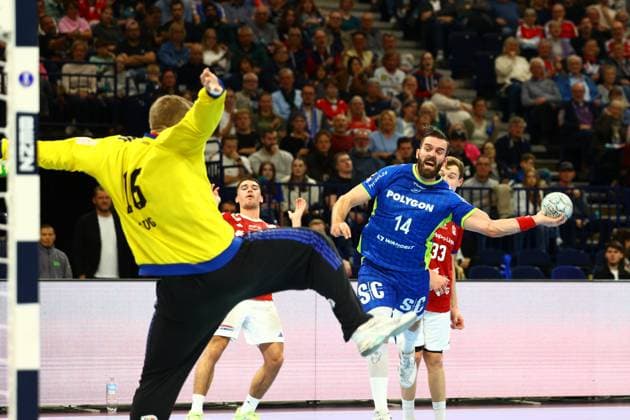 Handball I Herren I Saison 2025 2026 I Bundesliga I 9. Spieltag I HSV Hamburg - VFL Gummersbach I 19.10.2025 Robin Haug (16, HSV Hamburg) Teitur Örn Einarsson (14, VFL Gummersbach) Hamburg Barclaycard Arena Hamburg Deutschland Copyright: xLobeca RalfxHomburgx