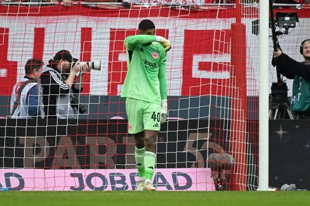 19.10.2025, xjhx, Fussball 1.Bundesliga, SC Freiburg - Eintracht Frankfurt v.l. Kaua Santos (Eintracht Frankfurt) Enttäuscht, traurig, frustriert nach dem Tor zum 2:2 (DFL DFB REGULATIONS PROHIBIT ANY USE OF PHOTOGRAPHS as IMAGE SEQUENCES and or QUASI-VIDEO) Freiburg