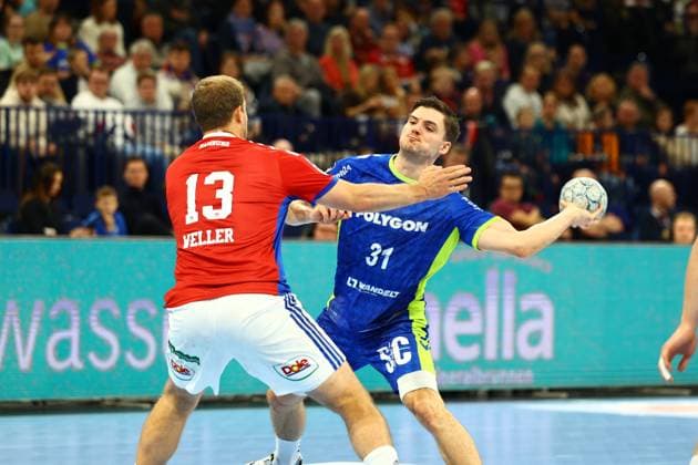 Handball I Herren I Saison 2025 2026 I Bundesliga I 9. Spieltag I HSV Hamburg - VFL Gummersbach I 19.10.2025 Niklas Weller (13, HSV Hamburg) Kay Smits (31, VFL Gummersbach) Hamburg Barclaycard Arena Hamburg Deutschland Copyright: xLobeca RalfxHomburgx
