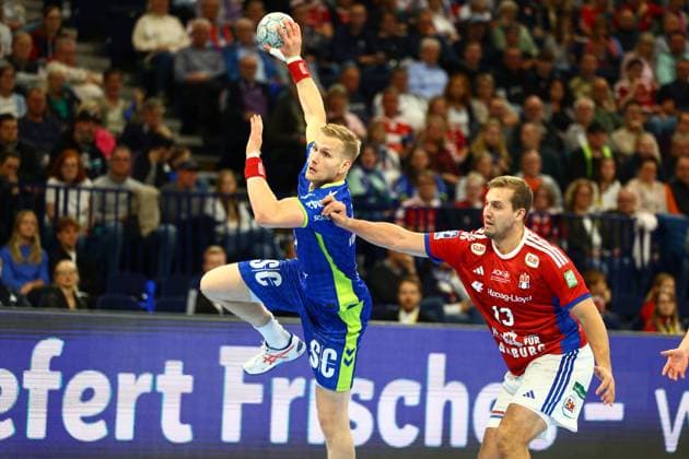 Handball I Herren I Saison 2025 2026 I Bundesliga I 9. Spieltag I HSV Hamburg - VFL Gummersbach I 19.10.2025 Ellidi Vidarsson (4, VFL Gummersbach) Niklas Weller (13, HSV Hamburg) Hamburg Barclaycard Arena Hamburg Deutschland Copyright: xLobeca RalfxHomburgx