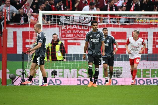 19.10.2025, xjhx, Fussball 1.Bundesliga, SC Freiburg - Eintracht Frankfurt v.l. Rasmus Kristensen (Eintracht Frankfurt) Ansgar Knauff (Eintracht Frankfurt) Enttäuscht, traurig, frustriert nach dem Tor zum 2:2 (DFL DFB REGULATIONS PROHIBIT ANY USE OF PHOTOGRAPHS as IMAGE SEQUENCES and or QUASI-VIDEO) Freiburg