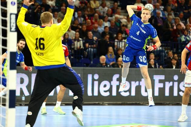 Handball I Herren I Saison 2025 2026 I Bundesliga I 9. Spieltag I HSV Hamburg - VFL Gummersbach I 19.10.2025 Robin Haug (16, HSV Hamburg) Ellidi Vidarsson (4, VFL Gummersbach) Hamburg Barclaycard Arena Hamburg Deutschland Copyright: xLobeca RalfxHomburgx