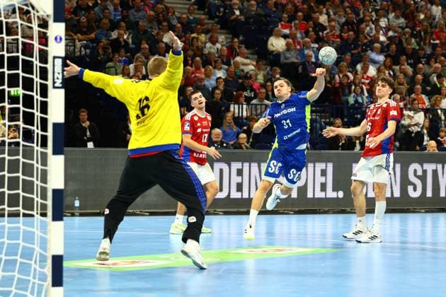 Handball I Herren I Saison 2025 2026 I Bundesliga I 9. Spieltag I HSV Hamburg - VFL Gummersbach I 19.10.2025 Robin Haug (16, HSV Hamburg) Kay Smits (31, VFL Gummersbach) Hamburg Barclaycard Arena Hamburg Deutschland Copyright: xLobeca RalfxHomburgx