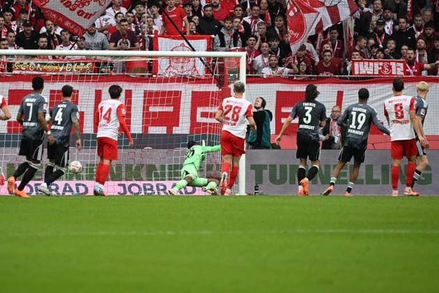 19.10.2025, xjhx, Fussball 1.Bundesliga, SC Freiburg - Eintracht Frankfurt v.l. Kaua Santos (Eintracht Frankfurt) beim Tor zum 2:2 (DFL DFB REGULATIONS PROHIBIT ANY USE OF PHOTOGRAPHS as IMAGE SEQUENCES and or QUASI-VIDEO) Freiburg