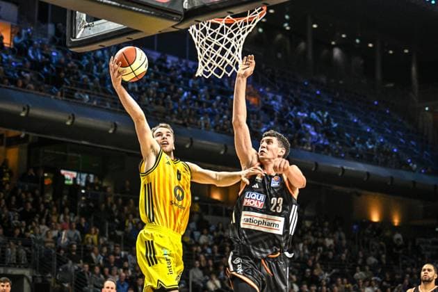19.10.2025, xlakx, Basketball easyCredit BBL Pokal Achtelfinale, Alba Berlin - Ratiopharm Ulm v.l. Malte Delow (Alba Berlin), Diego Garavaglia (Ratiophram Ulm) setzt zum Korbwurf an Berlin