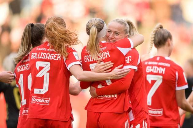 Fußball, Google Pixel Frauen Bundesliga, 20251019, FC Bayern München - 1. FC Köln. Im Bild Tor 2:1, Torjubel, v.l. Stine BALLISAGER (Bayern, 3), Torschützin Magdalena ERIKSSON (Bayern, 5), Lea SCHÜLLER (Bayern, 11). München FC Bayern Campus Bayern Deutschland Copyright: Passion2Press MarkusxFischerx