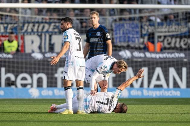 Kevin Volland (TSV 1860 Muenchen, 31) beschwert sich waehrend sich Thore Jacobsen (TSV 1860 Muenchen, 05) um den verletzten Florian Niederlechner (TSV 1860 Muenchen, 07) kuemmert GER, TSV 1860 Muenchen vs. MSV Duisburg, Fussball, 3. Bundesliga, 11. Spieltag, Saison 2025 2026, 19.10.2025. (DFL DFB REGULATIONS PROHIBIT ANY USE OF PHOTOGRAPHS as IMAGE SEQUENCES and or QUASI-VIDEO). GER, TSV 1860 Muenchen vs. MSV Duisburg, Fussball, 3. Bundesliga, 11. Spieltag, Saison 2025 2026, 19.10.2025. Muenchen Copyright: xEibner-Pressefoto HeikexFeinerx EP_HFR
