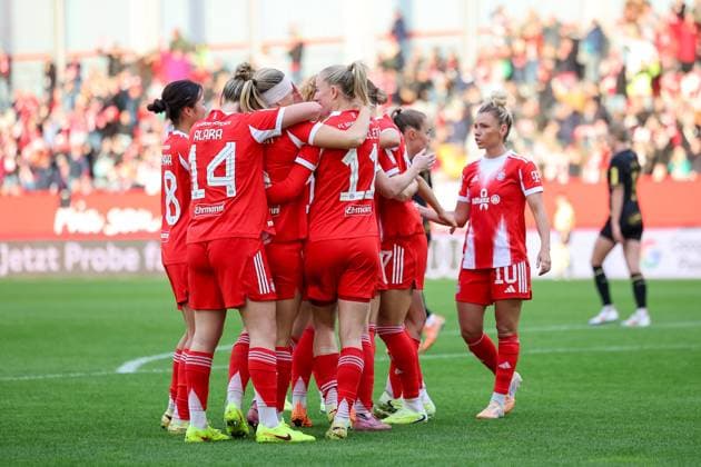 Jubel zum Tor zum 2:1 durch Magdalena Eriksson (FC Bayern Muenchen, 05), GER, FC Bayern Muenchen vs. 1. FC Koeln, Fussball, Google Pixel Frauen-Bundesliga, 7. Spieltag, Saison 2025 2026, 19.10.2025, DFL DFB REGULATIONS PROHIBIT ANY USE OF PHOTOGRAPHS as IMAGE SEQUENCES and or QUASI-VIDEO, GER, FC Bayern Muenchen vs. 1. FC Koeln, Fussball, Google Pixel Frauen-Bundesliga, 7. Spieltag, Saison 2025 2026, 19.10.2025 Muenchen Copyright: xEibner-Pressefoto JennixMaulx EP_JML