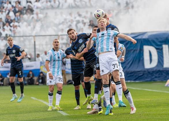 Kopfballduell von Raphael Schifferl (TSV 1860 Muenchen, 37) im Duisburger Strafraum GER, TSV 1860 Muenchen vs. MSV Duisburg, Fussball, 3. Bundesliga, 11. Spieltag, Saison 2025 2026, 19.10.2025. (DFL DFB REGULATIONS PROHIBIT ANY USE OF PHOTOGRAPHS as IMAGE SEQUENCES and or QUASI-VIDEO). GER, TSV 1860 Muenchen vs. MSV Duisburg, Fussball, 3. Bundesliga, 11. Spieltag, Saison 2025 2026, 19.10.2025. Muenchen Copyright: xEibner-Pressefoto HeikexFeinerx EP_HFR