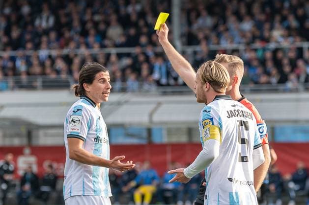 Tunay Deniz (TSV 1860 Muenchen, 36) bekommt von Martin Wilke (Schiedsrichter) die gelbe Karte gezeigt GER, TSV 1860 Muenchen vs. MSV Duisburg, Fussball, 3. Bundesliga, 11. Spieltag, Saison 2025 2026, 19.10.2025. (DFL DFB REGULATIONS PROHIBIT ANY USE OF PHOTOGRAPHS as IMAGE SEQUENCES and or QUASI-VIDEO). GER, TSV 1860 Muenchen vs. MSV Duisburg, Fussball, 3. Bundesliga, 11. Spieltag, Saison 2025 2026, 19.10.2025. Muenchen Copyright: xEibner-Pressefoto HeikexFeinerx EP_HFR