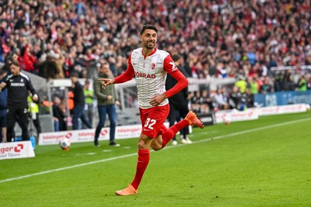 Vincenzo Grifo (SC Freiburg, 32) jubelt nach seinem Tor zum 2:2 Ausgleich. GER, SC Freiburg - Eintracht Frankfurt, Fussball, Bundesliga, 7. Spieltag, Saison 2025 2026, 19.10.2025 DFL DFB REGULATIONS PROHIBIT ANY USE OF PHOTOGRAPHS AS IMAGE SEQUENCES AND OR QUASI-VIDEO GER, SC Freiburg - Eintracht Frankfurt, Fussball, Bundesliga, 7. Spieltag, Saison 2025 2026, 19.10.2025 Freiburg Copyright: xEibner-Pressefoto ThomasxHessx EP_THS