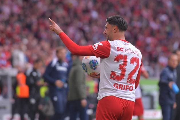 19.10.2025, xblx, Fussball 1.Bundesliga, SC Freiburg - Eintracht Frankfurt v.l. Torjubel nach dem Tor zum celebrating the goal celebrate 2:2 durch Vincenzo Grifo (SC Freiburg) (DFL DFB REGULATIONS PROHIBIT ANY USE OF PHOTOGRAPHS as IMAGE SEQUENCES and or QUASI-VIDEO) Freiburg