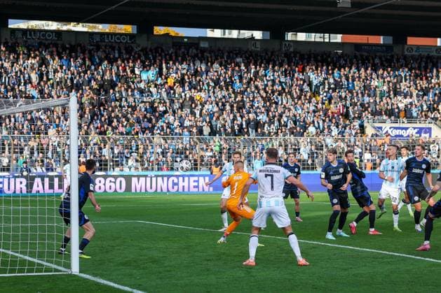 Der Schuss von Sigurd Haugen 22 (TSV 1860 Muenchen) geht ins Tor, Max Braune 1 (MSV Duisburg) ohne Chance, TSV 1860 Muenchen vs. MSV Duisburg, DFL, Dritte Liga, Saison 2025 2026, Stadion an der Gruenwalder Strasse, Hinrunde, 11. Spieltag, 19.10.2025 DFB regulations prohibit any use of photographs as image sequences and or quasi-video Muenchen Bayern Deutschland