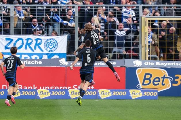 Joshua Bitter 29 (MSV Duisburg) jubelt nach seinem Ausgleichstor zum 1:1, mit Rasim Bulic 6 (MSV Duisburg) und Simon Symalla 23 (MSV Duisburg), TSV 1860 Muenchen vs. MSV Duisburg, DFL, Dritte Liga, Saison 2025 2026, Stadion an der Gruenwalder Strasse, Hinrunde, 11. Spieltag, 19.10.2025 DFB regulations prohibit any use of photographs as image sequences and or quasi-video Muenchen Bayern Deutschland