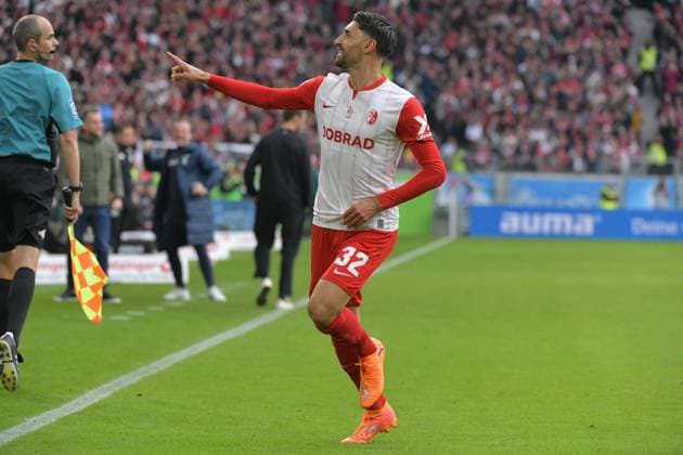 19.10.2025, xblx, Fussball 1.Bundesliga, SC Freiburg - Eintracht Frankfurt v.l. Torjubel nach dem Tor zum celebrating the goal celebrate 2:2 durch Vincenzo Grifo (SC Freiburg) (DFL DFB REGULATIONS PROHIBIT ANY USE OF PHOTOGRAPHS as IMAGE SEQUENCES and or QUASI-VIDEO) Freiburg