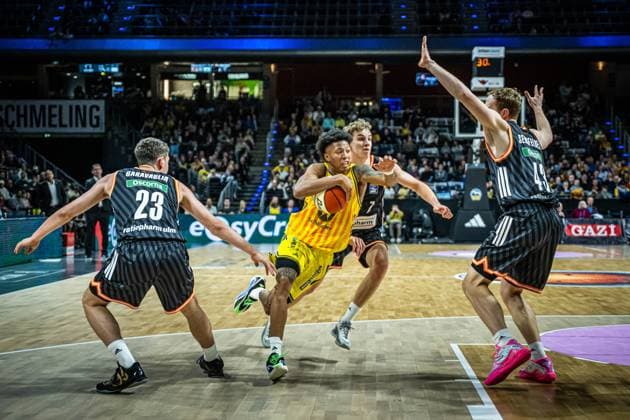 Basketball Berlin 19.10.2025 Saison 2025 2026 BBL Pokal Achtelfinale Alba Berlin - ratiopharm ulm Rejean Ellis (Alba Berlin, No.08) Tobias Jensen (Ulm, No.07)