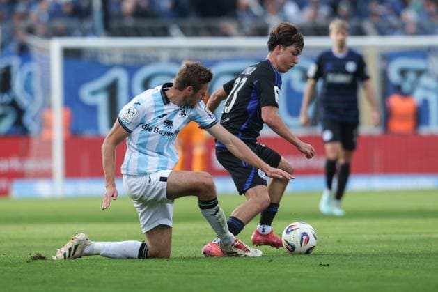 Fussball, 3.Liga Saison 2025 2026 11.Spieltag TSV 1860 München - MSV Duisburg 19.10.2025, Stadion an der Grünwalder Str. Siemen Voet (München, 3) Simon Symalla (MSV Duisburg, 23) München Städt. Stadion an der Grünwalder Str. Bayern Deutschland