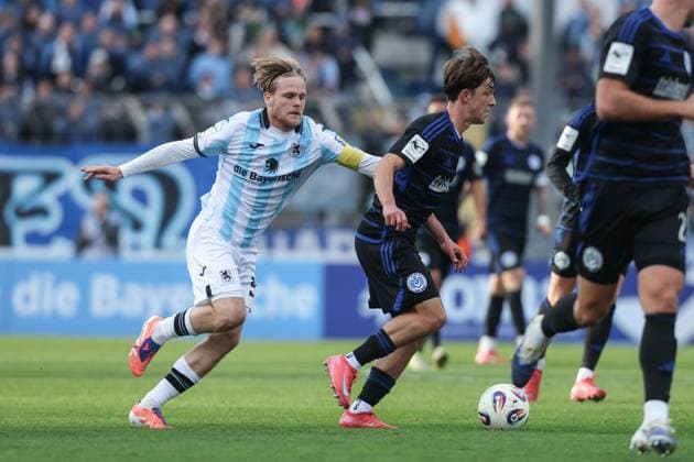 Fussball, 3.Liga Saison 2025 2026 11.Spieltag TSV 1860 München - MSV Duisburg 19.10.2025, Stadion an der Grünwalder Str. Thore Jacobsen (München, 5) Simon Symalla (MSV Duisburg, 23) München Städt. Stadion an der Grünwalder Str. Bayern Deutschland