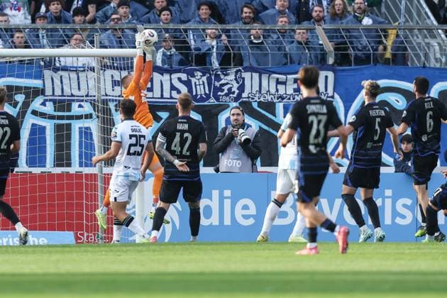 Fussball, 3.Liga Saison 2025 2026 11.Spieltag TSV 1860 München - MSV Duisburg 19.10.2025, Stadion an der Grünwalder Str. Max Braune (MSV Duisburg, 1) München Städt. Stadion an der Grünwalder Str. Bayern Deutschland
