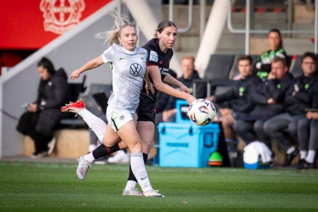 Frauen Fußball-Bundesliga; Bayer 04 Leverkusen - VfL Wolgsburg, 19.10.2025 Thea Bjelde (VfL Wolfsburg, 2) und Caroline Kehrer (Bayer 04 Leverkusen, 9) im Zweikampf; Bayer 04 Leverkusen - VfL Wolgsburg an Spieltag 7 der Google Pixel Frauen-Bundesliga am 19.10.2025 im Ulrich-Haberland-Stadion in Leverkusen (Nordrhein-Westfalen). DFL REGULATIONS PROHIBIT ANY USE OF PHOTOGRAPHS AS IMAGE SEQUENCES AND OR QUASI-VIDEO. Copyright: xBEAUTIFULxSPORTS AxelxKohringx