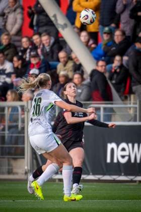 Frauen Fußball-Bundesliga; Bayer 04 Leverkusen - VfL Wolgsburg, 19.10.2025 Camilla Küver (VfL Wolfsburg, 16) und Caroline Kehrer (Bayer 04 Leverkusen, 9) im Zweikampf; Bayer 04 Leverkusen - VfL Wolgsburg an Spieltag 7 der Google Pixel Frauen-Bundesliga am 19.10.2025 im Ulrich-Haberland-Stadion in Leverkusen (Nordrhein-Westfalen). DFL REGULATIONS PROHIBIT ANY USE OF PHOTOGRAPHS AS IMAGE SEQUENCES AND OR QUASI-VIDEO. Copyright: xBEAUTIFULxSPORTS AxelxKohringx