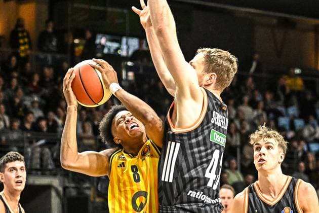 19.10.2025, xlakx, Basketball easyCredit BBL Pokal Achtelfinale, Alba Berlin - Ratiopharm Ulm v.l. Boogie Ellis (Alba Berlin), Christian Sengfelder (Ratiophram Ulm) setzt zum Korbwurf an Berlin