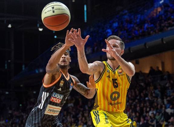 Basketball, Herren, Saison 2025 2026, BBL Pokal (Achtelfinale), Alba Berlin - ratiopharm Ulm, v.l. Bryce Brown (Ulm), Martin Hermannsson (Alba), 19.10.2025, Copyright: xSebastianxRäppold MatthiasxKochx