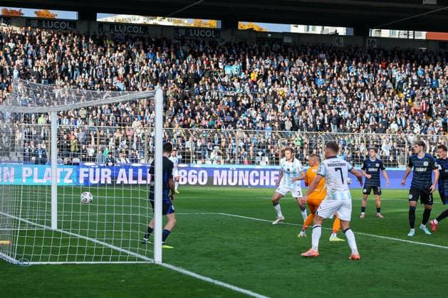 Der Schuss von Sigurd Haugen 22 (TSV 1860 Muenchen) geht ins Tor, Max Braune 1 (MSV Duisburg) ohne Chance, TSV 1860 Muenchen vs. MSV Duisburg, DFL, Dritte Liga, Saison 2025 2026, Stadion an der Gruenwalder Strasse, Hinrunde, 11. Spieltag, 19.10.2025 DFB regulations prohibit any use of photographs as image sequences and or quasi-video Muenchen Bayern Deutschland