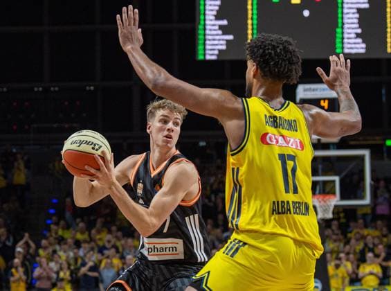 Basketball, Herren, Saison 2025 2026, BBL Pokal (Achtelfinale), Alba Berlin - ratiopharm Ulm, v.l. Tobias Jensen (Ulm), Norris Agbakoko (Alba), 19.10.2025, Copyright: xSebastianxRäppold MatthiasxKochx