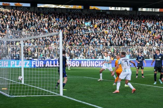 Der Schuss von Sigurd Haugen 22 (TSV 1860 Muenchen) geht ins Tor, Max Braune 1 (MSV Duisburg) ohne Chance, TSV 1860 Muenchen vs. MSV Duisburg, DFL, Dritte Liga, Saison 2025 2026, Stadion an der Gruenwalder Strasse, Hinrunde, 11. Spieltag, 19.10.2025 DFB regulations prohibit any use of photographs as image sequences and or quasi-video Muenchen Bayern Deutschland