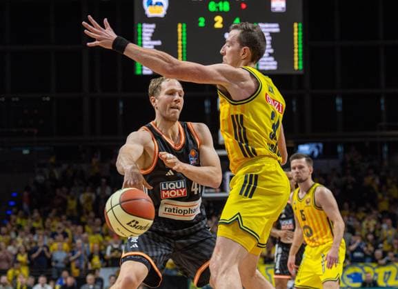 Basketball, Herren, Saison 2025 2026, BBL Pokal (Achtelfinale), Alba Berlin - ratiopharm Ulm, v.l. Christian Sengfelder (Ulm), Justin Bean (Alba), 19.10.2025, Copyright: xSebastianxRäppold MatthiasxKochx