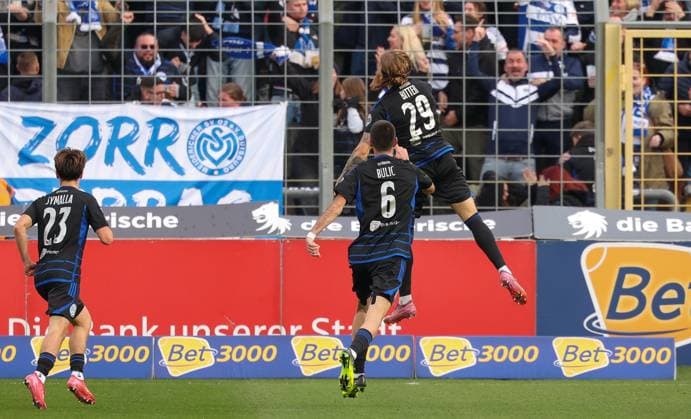 Joshua Bitter 29 (MSV Duisburg) jubelt nach seinem Ausgleichstor zum 1:1, mit Rasim Bulic 6 (MSV Duisburg) und Simon Symalla 23 (MSV Duisburg), TSV 1860 Muenchen vs. MSV Duisburg, DFL, Dritte Liga, Saison 2025 2026, Stadion an der Gruenwalder Strasse, Hinrunde, 11. Spieltag, 19.10.2025 DFB regulations prohibit any use of photographs as image sequences and or quasi-video Muenchen Bayern Deutschland