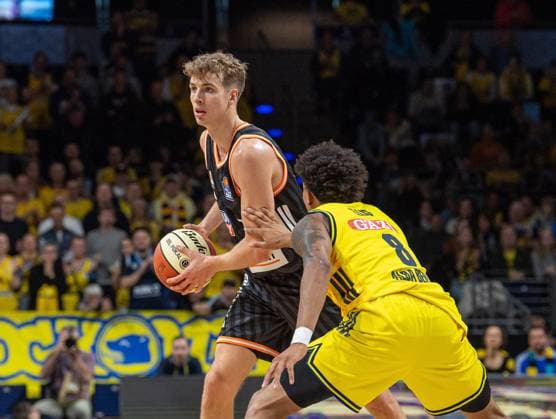 Basketball, Herren, Saison 2025 2026, BBL Pokal (Achtelfinale), Alba Berlin - ratiopharm Ulm, v.l. Tobias Jensen (Ulm), Rejean Boogie Ellis (Alba), 19.10.2025, Copyright: xSebastianxRäppold MatthiasxKochx